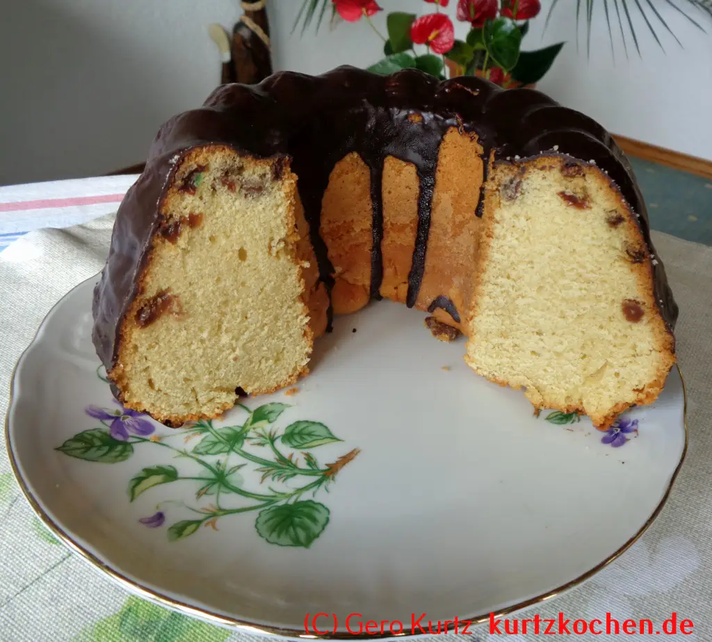 Gugelhupf von Dr. Oetker - Fertiger Gugelhupf von Dr,Oetker aufgeschnitten - hier zusätzlich mit Rosinen