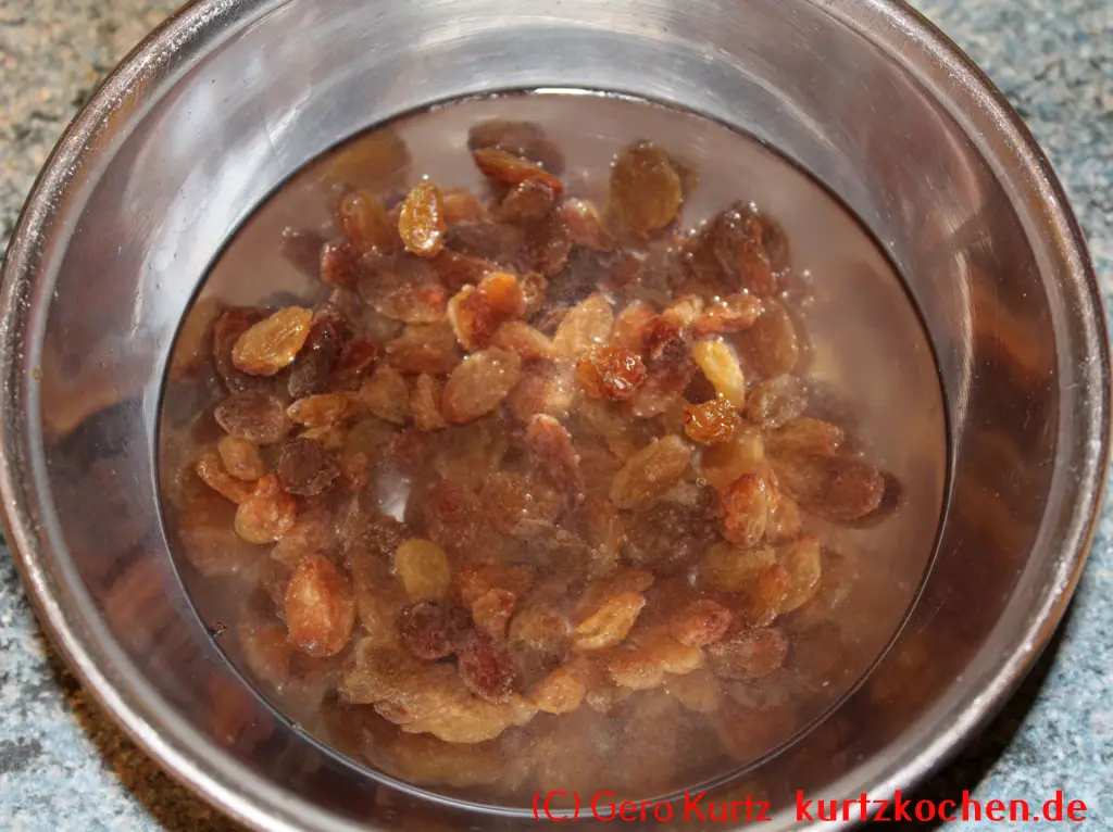 Gugelhupf von Dr. Oetker - Rosinen mit Wasser in einer Schale