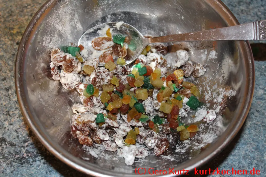 Gugelhupf von Dr. Oetker - Zitronat/Orangeat mit den Rosinen in einer Schale