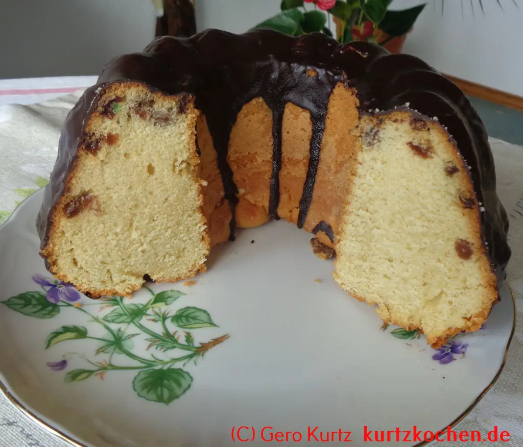 Gugelhupf von Dr. Oetker - Fertiger Gugelhupf von Dr,Oetker aufgeschnitten - hier zusätzlich mit Rosinen