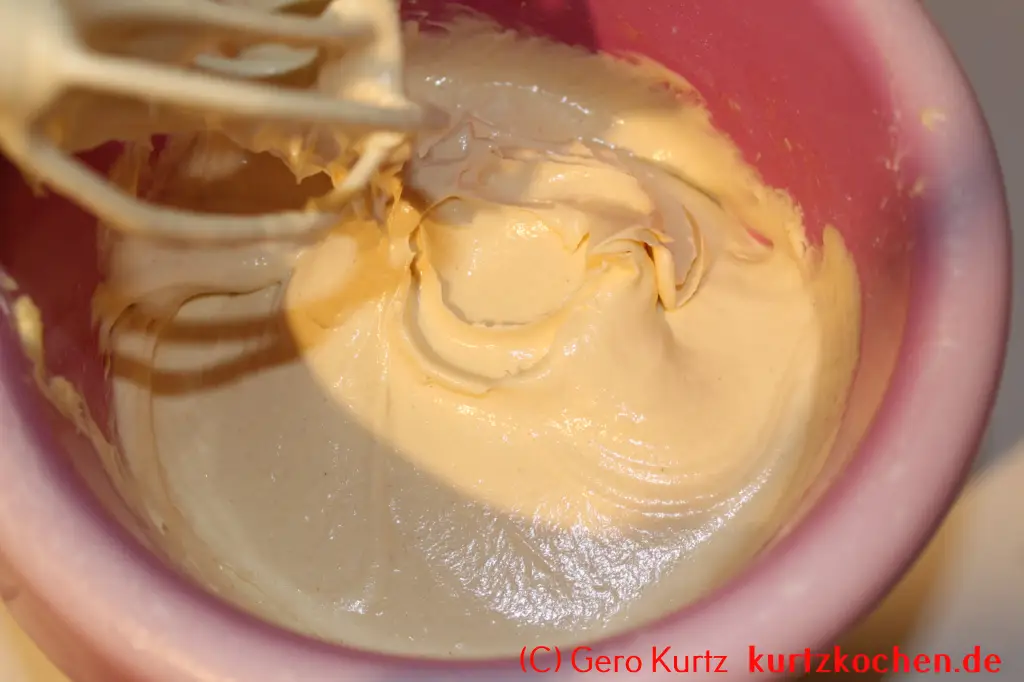 Gugelhupf von Dr. Oetker - mixen des Teigs mit einem Mixer