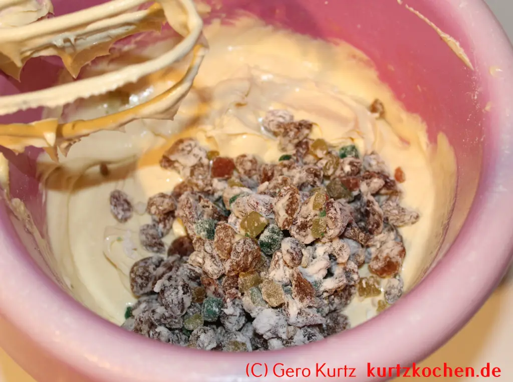 Gugelhupf von Dr. Oetker - Rosinen und das Zitronat/Orangeat im Kuchenteig