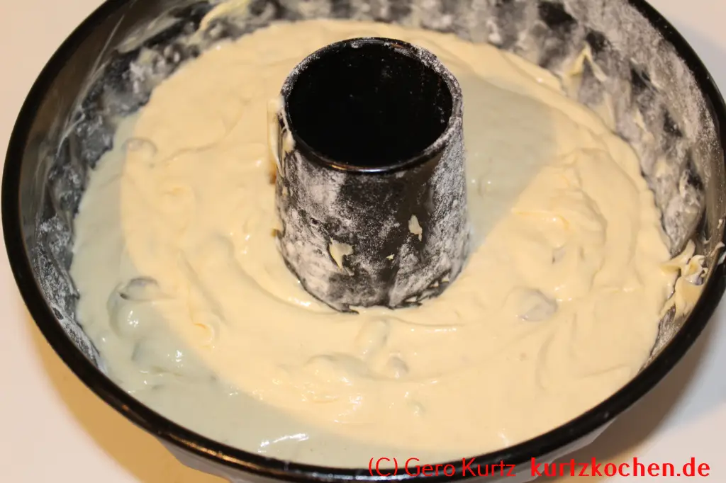 Gugelhupf von Dr. Oetker - eingefüllter Kuchenteig in eine Gugelhupfform