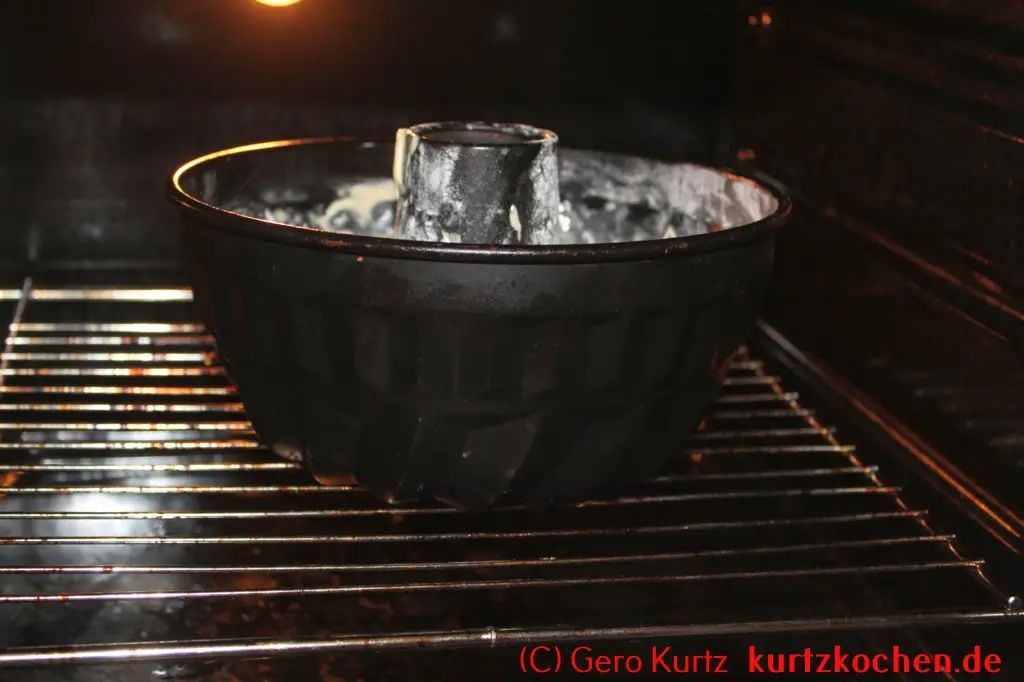 Gugelhupf von Dr. Oetker - Kuchenform im Backofen