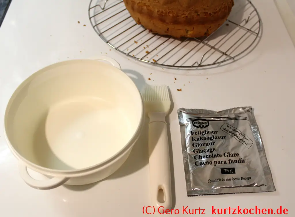 Gugelhupf von Dr. Oetker - Schüssel, Schokoglasur und ein Silikonpinsel