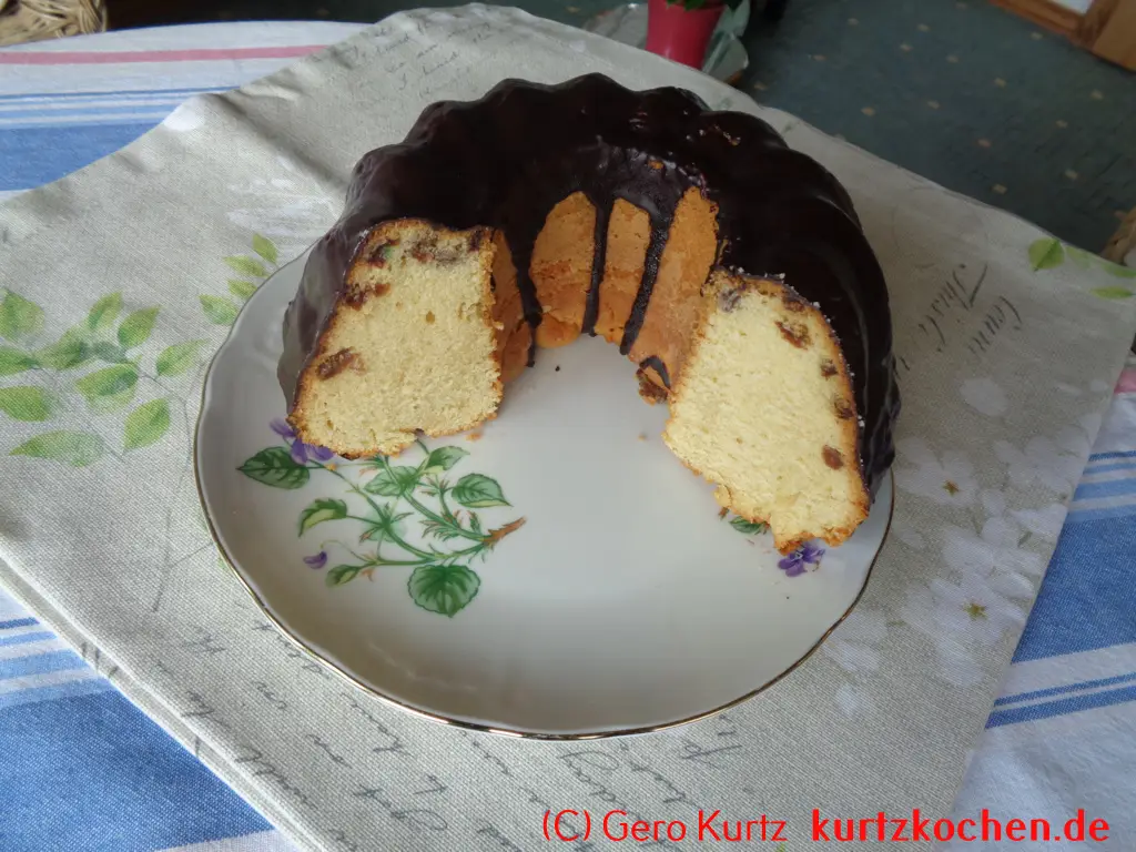 Gugelhupf von Dr. Oetker - Fertiger Gugelhupf von Dr,Oetker aufgeschnitten - hier zusätzlich mit Rosinen