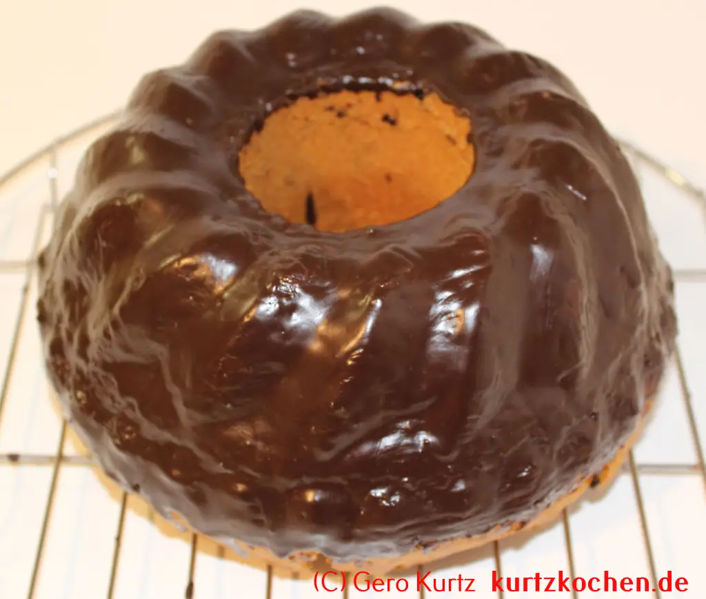 Gugelhupf von Dr. Oetker - Fertiger Gugelhupf von seitlich oben