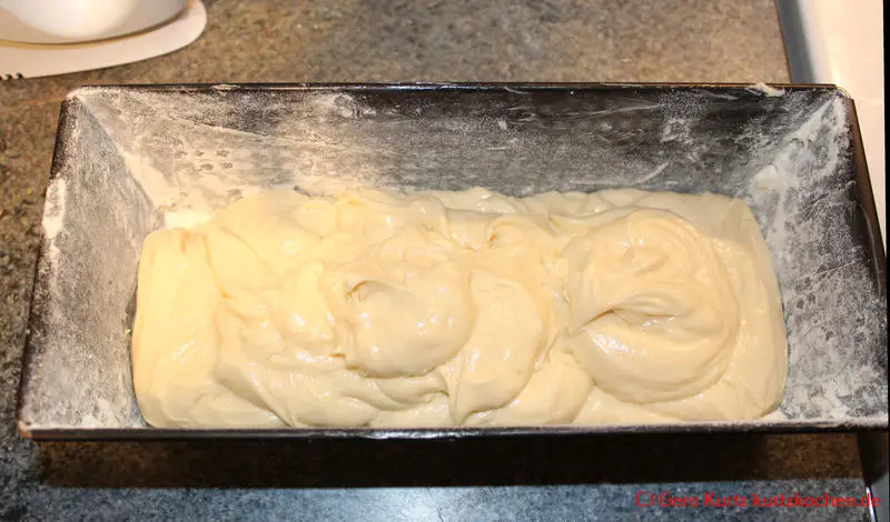 Backmischung Marmor Kuchen von Kathi - 2/3 Teig in einer Kastenform