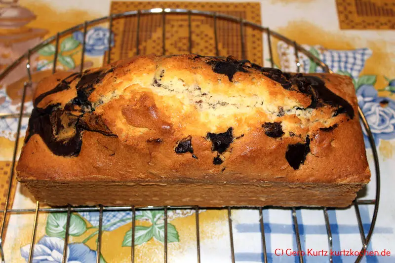 Backmischung Marmor Kuchen von Kathi - gestürzter Kuchen auf einem Gitterrost