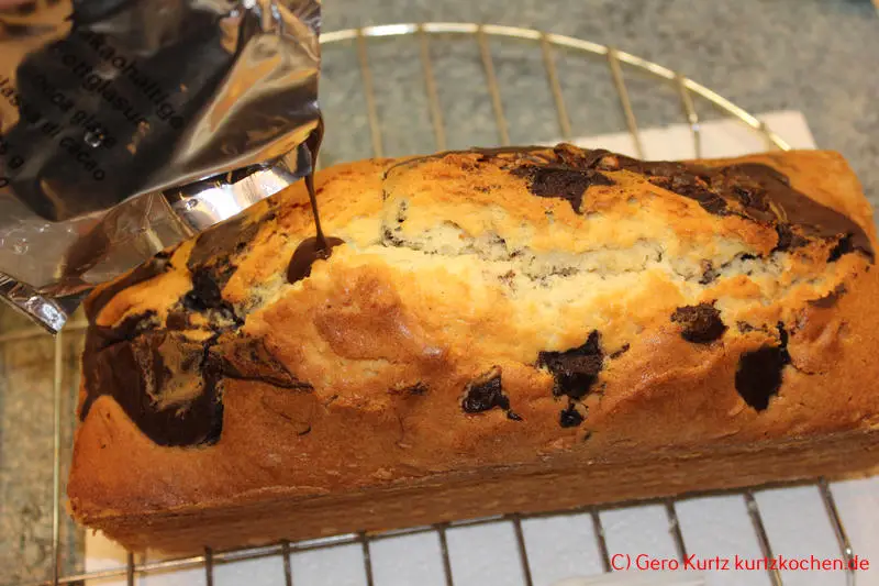 Backmischung Marmor Kuchen von Kathi - heißer Schokoladenüberzug aus der Tüte über einem Kuchen
