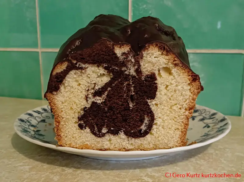Backmischung Marmor Kuchen von Kathi - durchgeschnittener Kuchen auf einem Teller