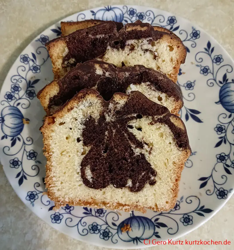 Backmischung Marmor Kuchen von Kathi - Kuchenstücken auf einem Teller
