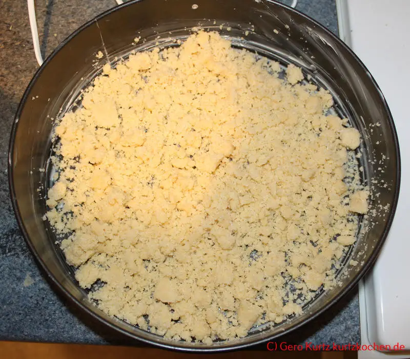 Streuselkuchen mit Pudding-Creme von Dr. Oetker- Streusel auf dem Boden der Springform verteilen