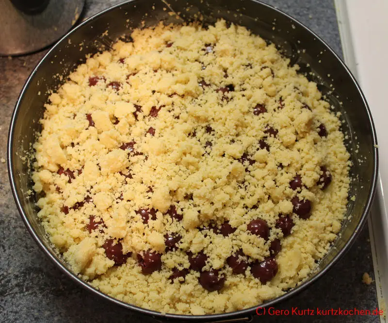 Streuselkuchen mit Pudding-Creme von Dr. Oetker- Streuselkuchen in der Springform fertig zum Backen