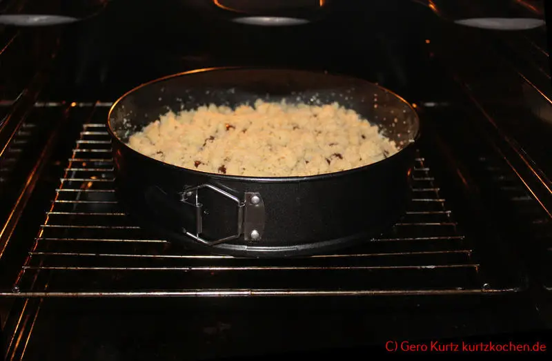 Streuselkuchen mit Pudding-Creme von Dr. Oetker- Streuselkuchen in einem Backofen