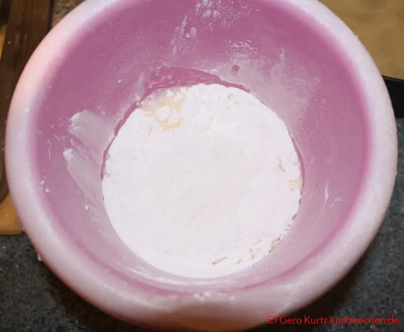 Streuselkuchen mit Pudding-Creme von Dr. Oetker- Backmischung in einer Rührschüssel