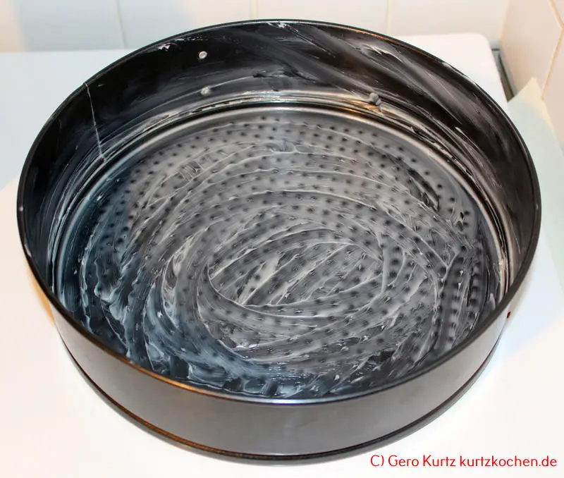 Streuselkuchen mit Pudding-Creme von Dr. Oetker- gefettete Springform 