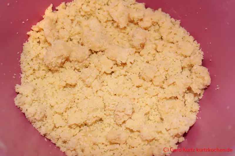 Streuselkuchen mit Pudding-Creme von Dr. Oetker- grobkörnige Streusel in einer Rührschüssel
