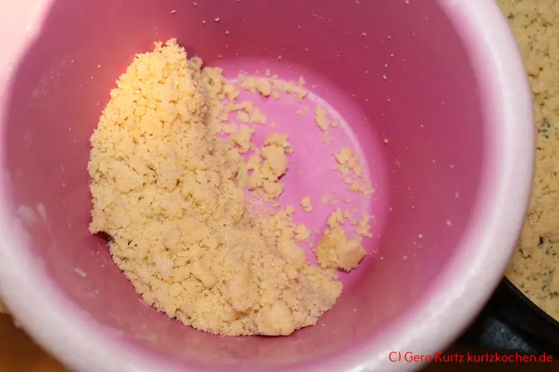 Streuselkuchen mit Pudding-Creme von Dr. Oetker- Rührschüssel mit der Hälfte der Streusel