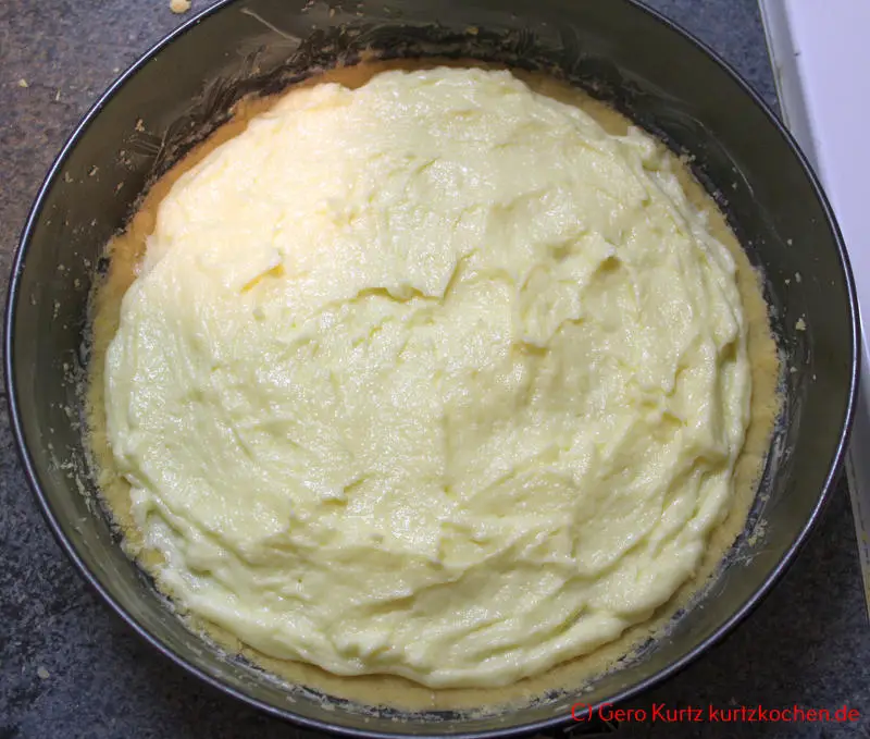 Streuselkuchen mit Pudding-Creme von Dr. Oetker- auf dem Kuchen verteilte Belagmischung