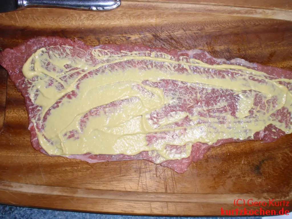 Rezept für Rinder Rouladen - glatt gestrichener Senf auf der Roulade