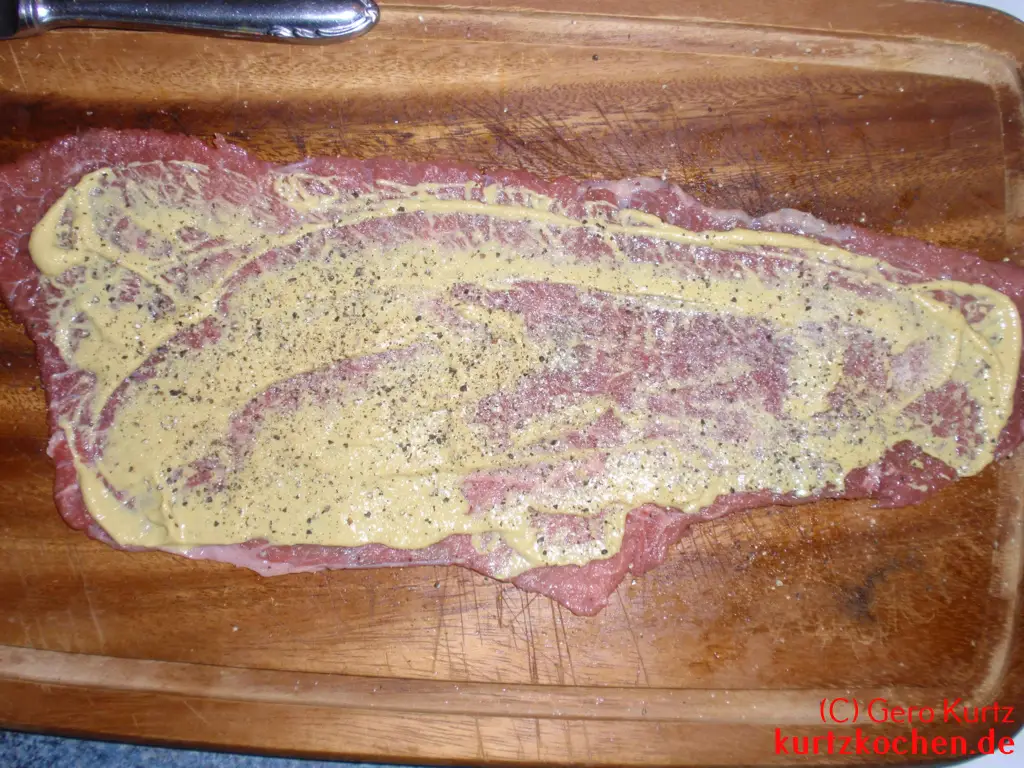 Rezept für Rinder Rouladen - glatt gestrichener Senf auf der Roulade mit Salz und Pfeffer