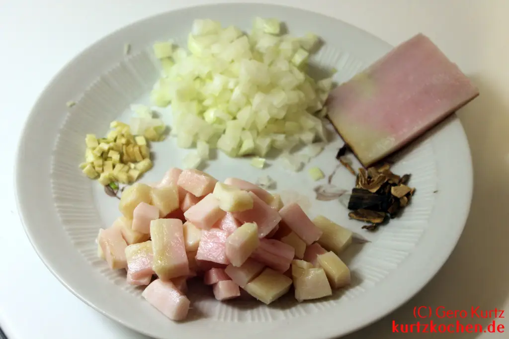 Rezept für Rinder Rouladen - geschnittener Speck und Zwiebeln
