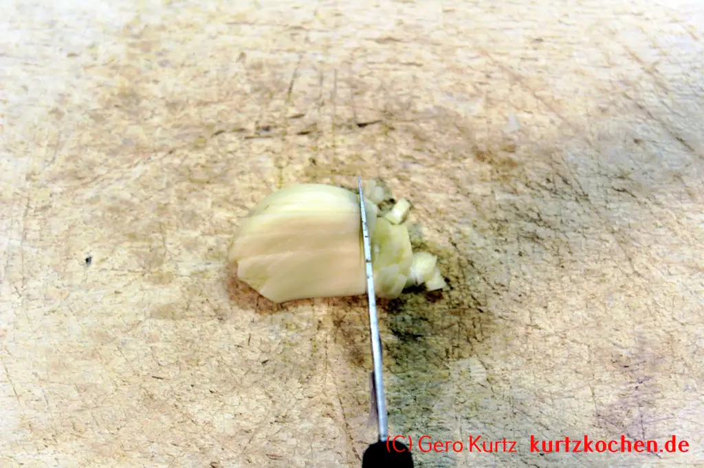 Rezept für Schweinerouladen - Knoblauch in feine Stückchen schneiden