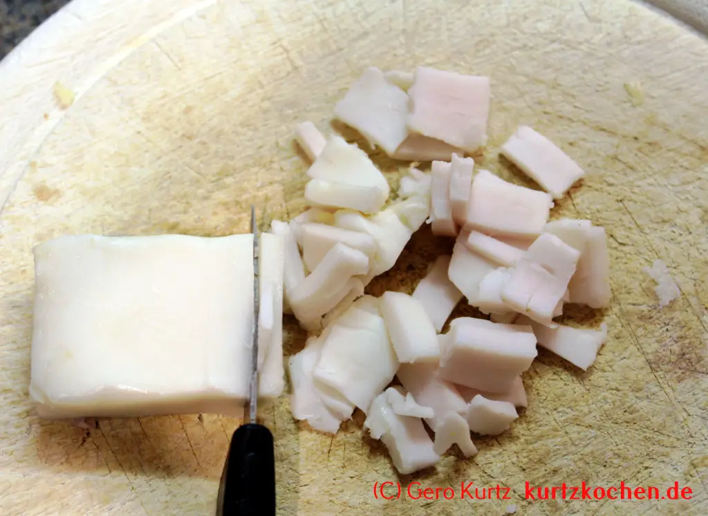 Rezept für Schweinerouladen - Speck in Würfel schneiden