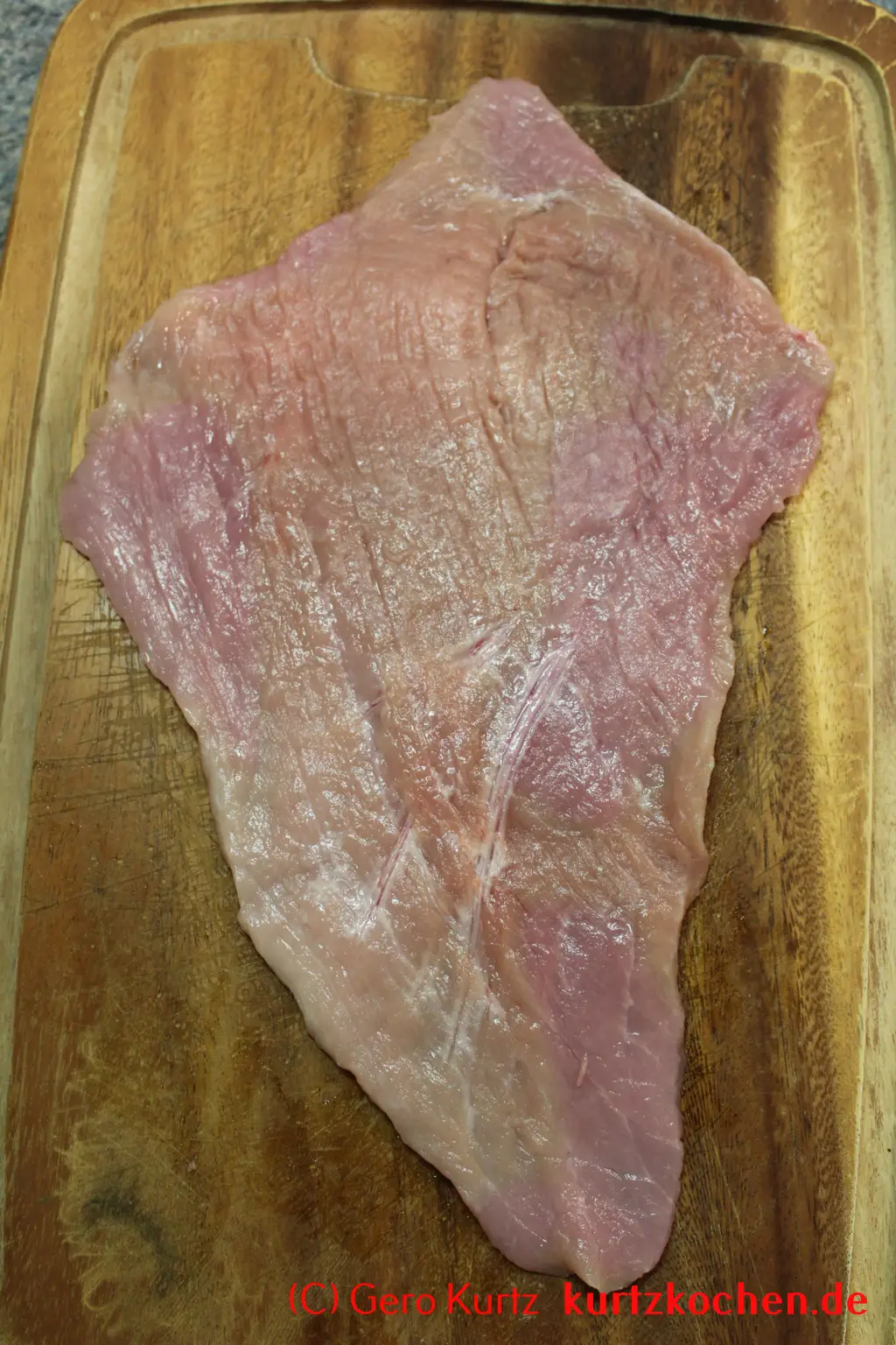 Rezept für Schweinerouladen - ausgerollt auf dem Holzbrett