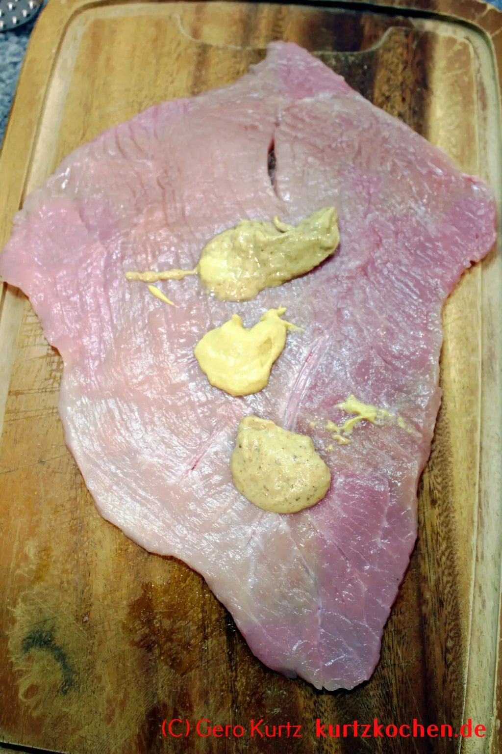 Rezept für Schweinerouladen - Senf auf der Roulade