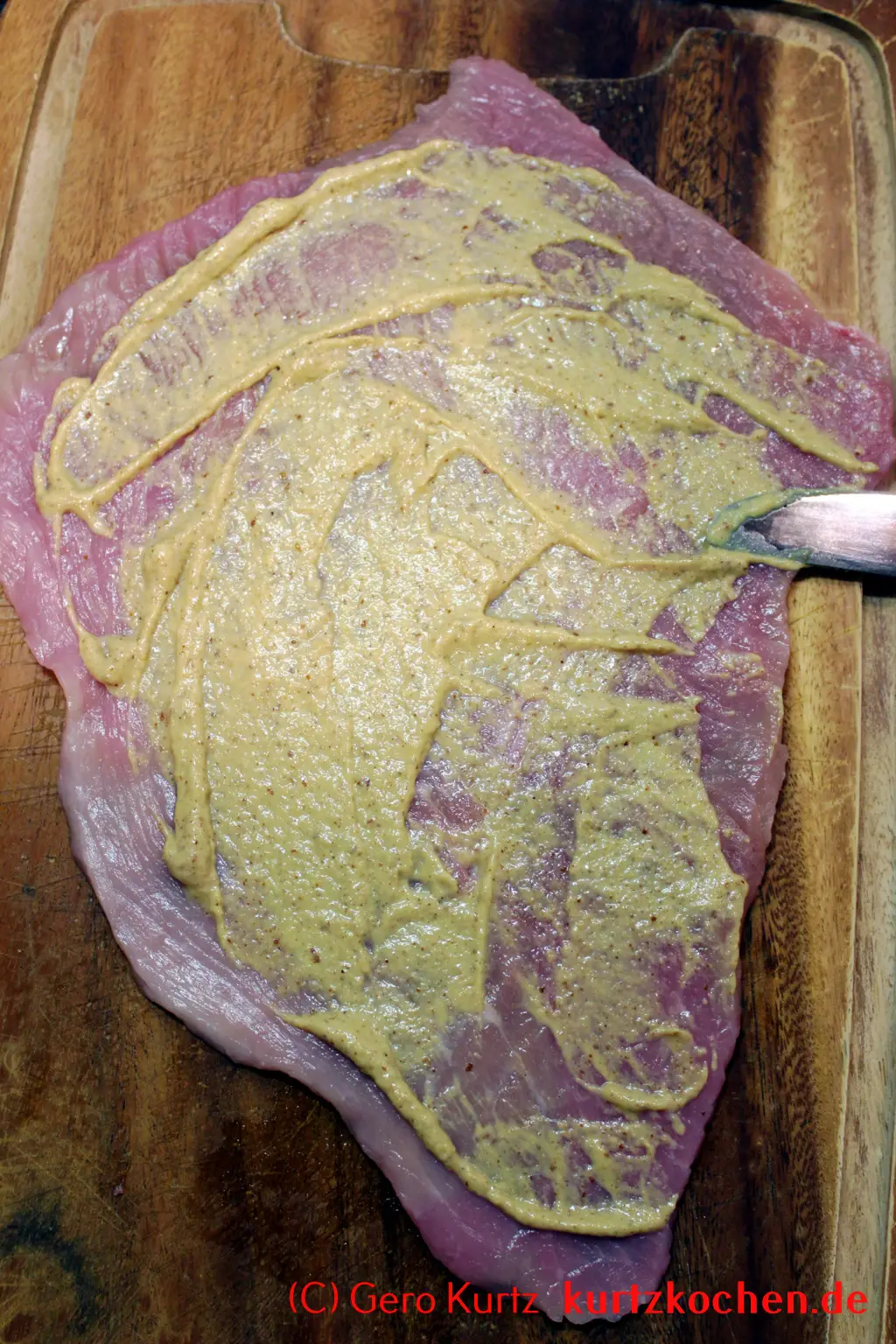 Rezept für Schweinerouladen - den Senf glatt streichen