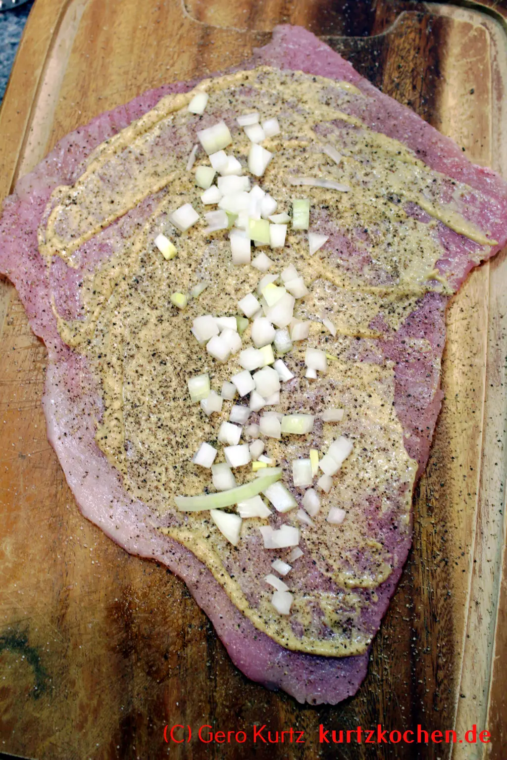 Rezept für Schweinerouladen - mit Speck, Zwiebeln und Knoblauch bestreuen