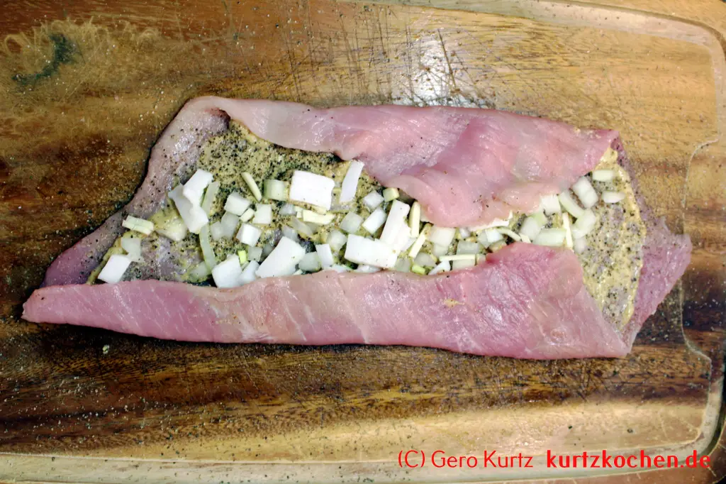Rezept für Schweinerouladen - an den Seiten einschlagen