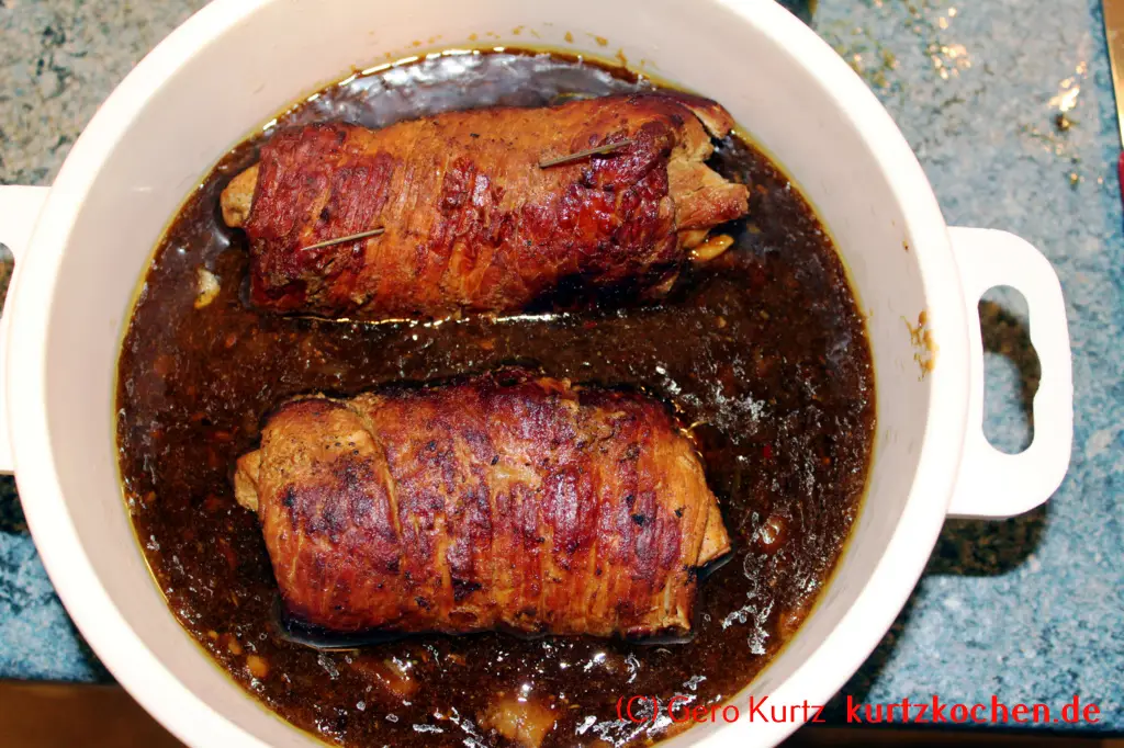 Rezept für Schweinerouladen - zwei fertige Schweinrouladen in Soße 