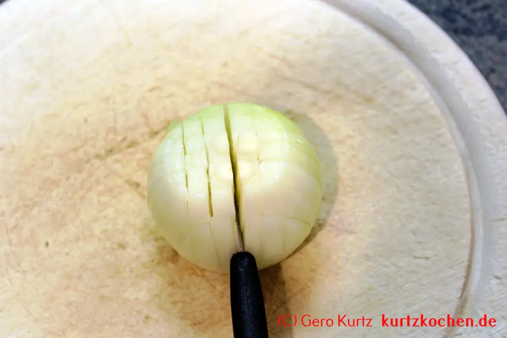 Rezept für Schweinerouladen - Zwiebel längs einschneiden