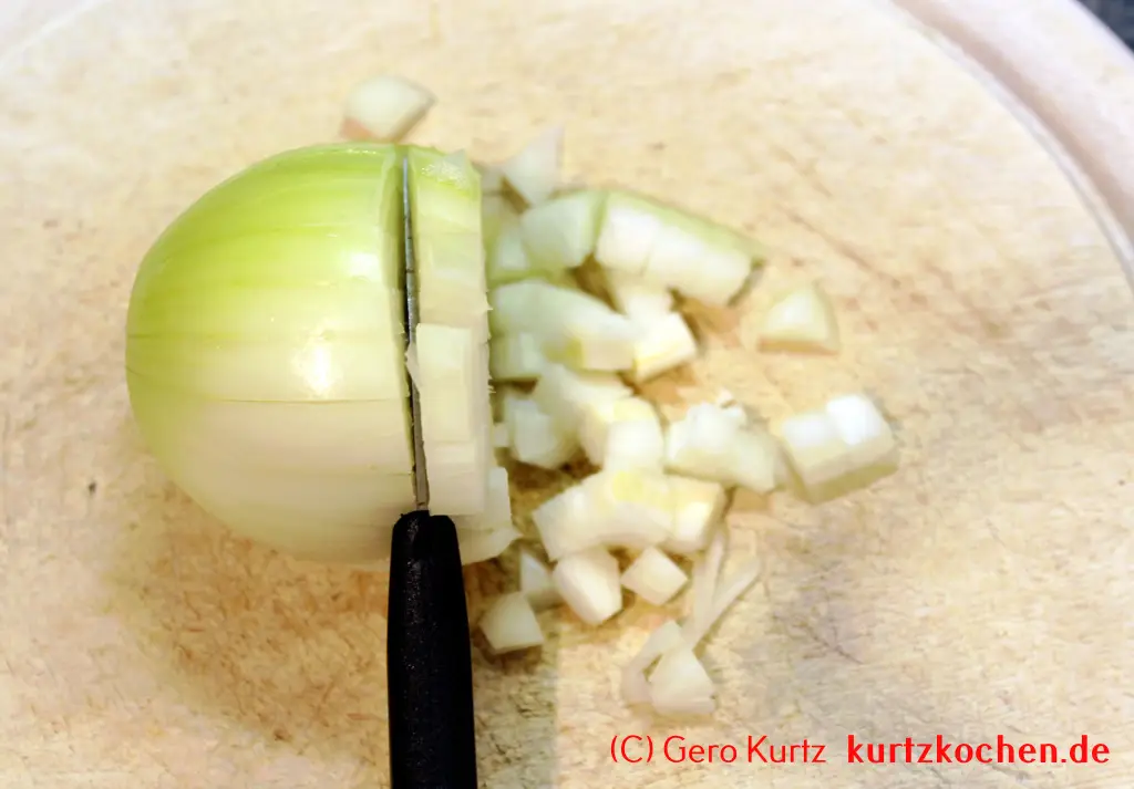 Rezept für Schweinerouladen - Zwiebel zu Würfeln schneiden