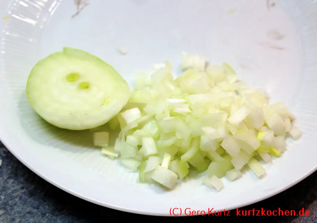 Rezept für Schweinerouladen - fertige Zwiebelwürfel