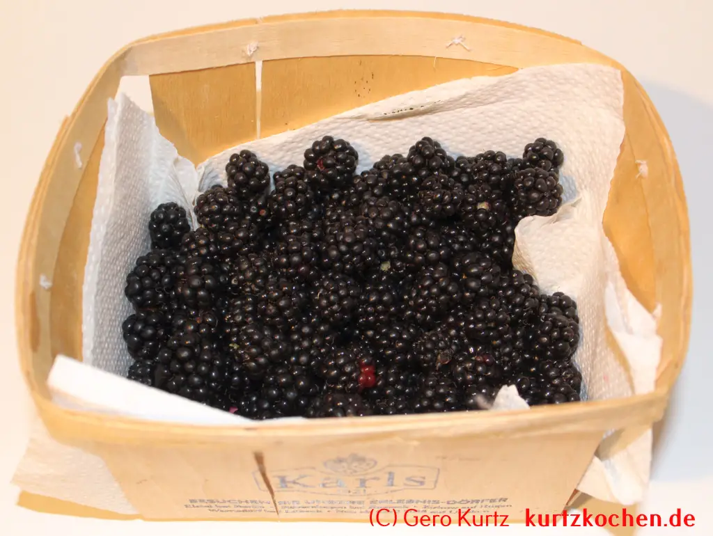 Brombeergelee, Brombeermarmelade - Körbchen mit Brombeeren