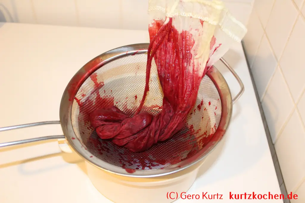 Brombeergelee, Brombeermarmelade - ausgepresster Passierbeutel