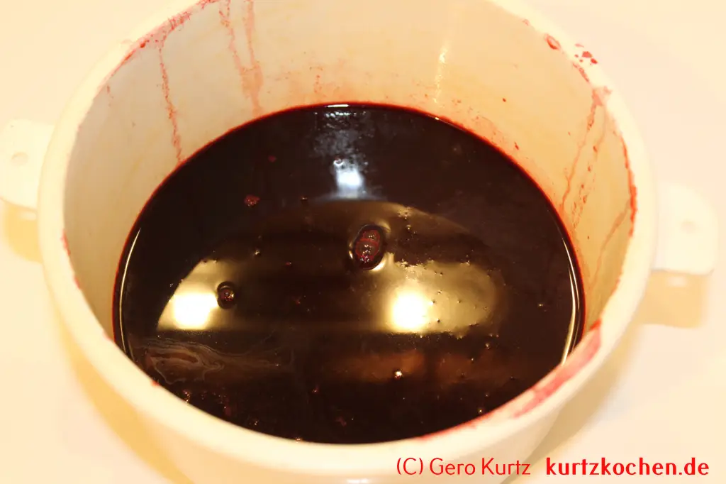 Brombeergelee, Brombeermarmelade - Brombeersaft in einer Schüssel