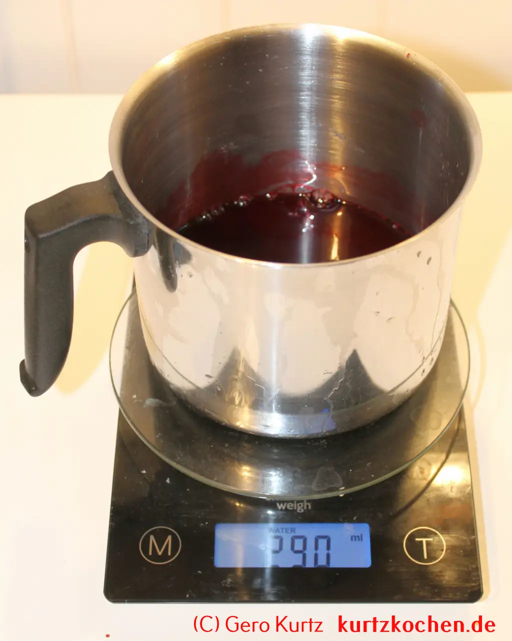 Brombeergelee, Brombeermarmelade - topf mit Saft auf einer Waage