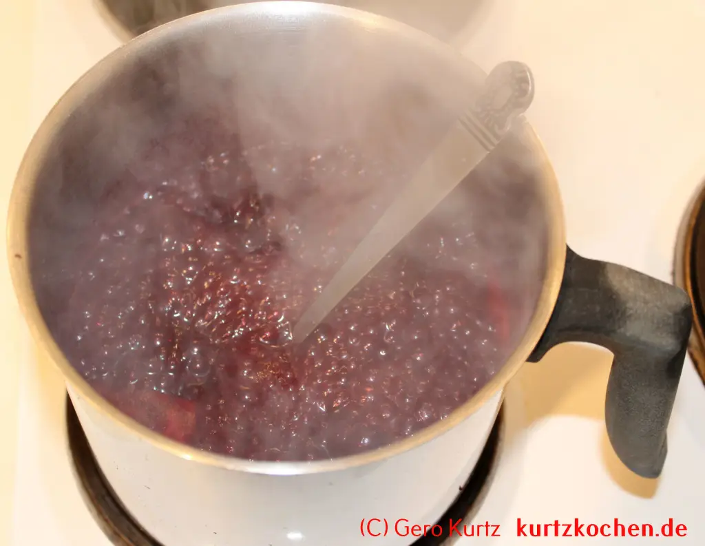 Brombeergelee, Brombeermarmelade - kochender Brombeersaft mit Gelierzucker
