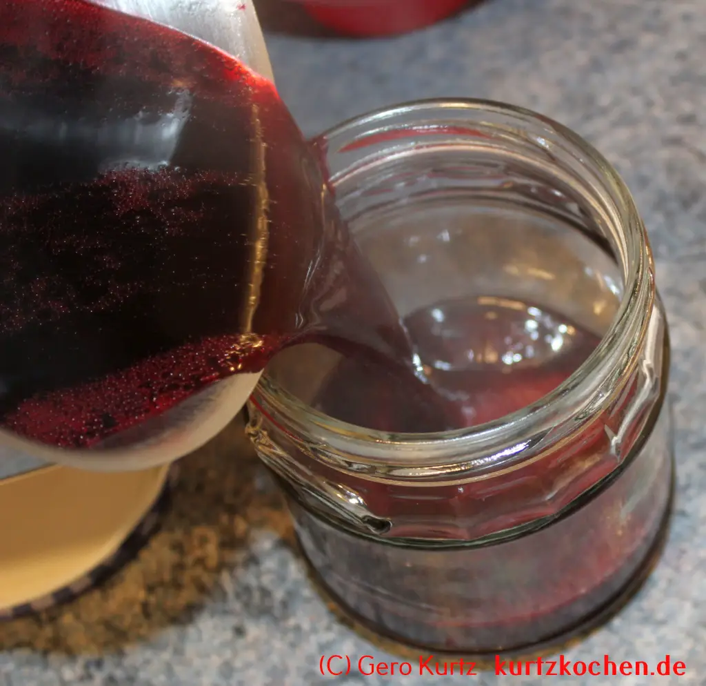 Rezept Johannisbeergelee - Abfüllen des Gelees in ein Glas