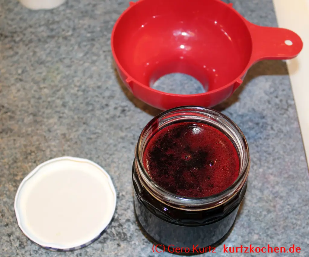 Rezept Johannisbeergelee - Twist-Off Glas mit Marmeladentrichter