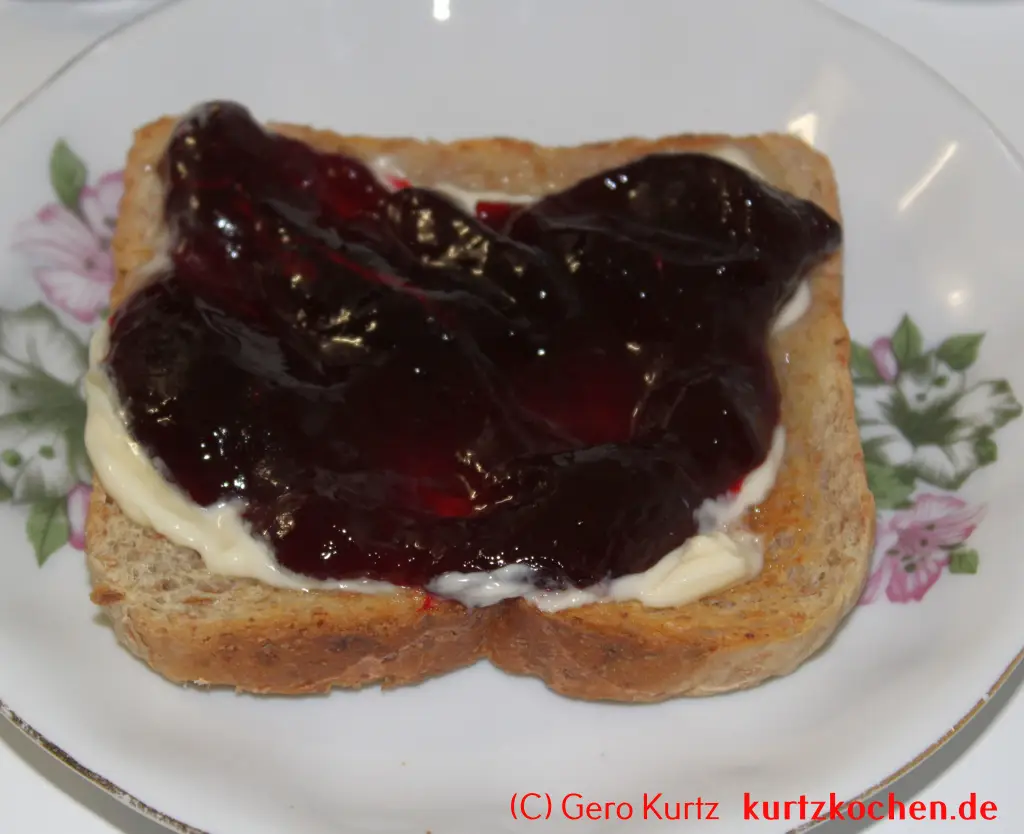 Brombeergelee, Brombeermarmelade - Brombeergelee auf Toastbrot