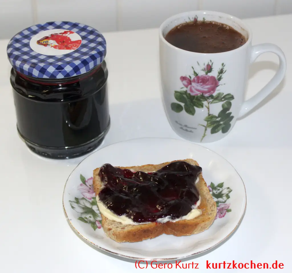 Brombeergelee, Brombeermarmelade - Brombeergelee mit Toastbrot und Kaffee