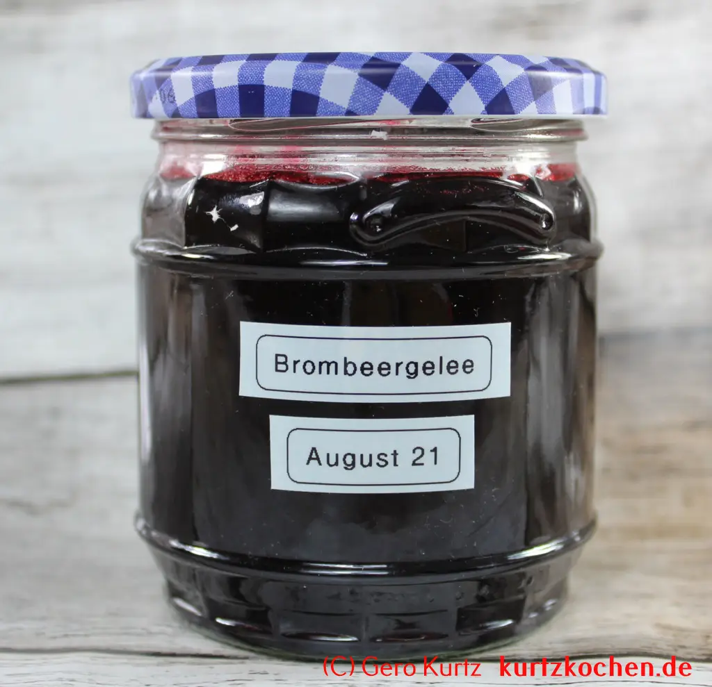 Brombeergelee, Brombeermarmelade - beschriftetes Marmeladenglas
