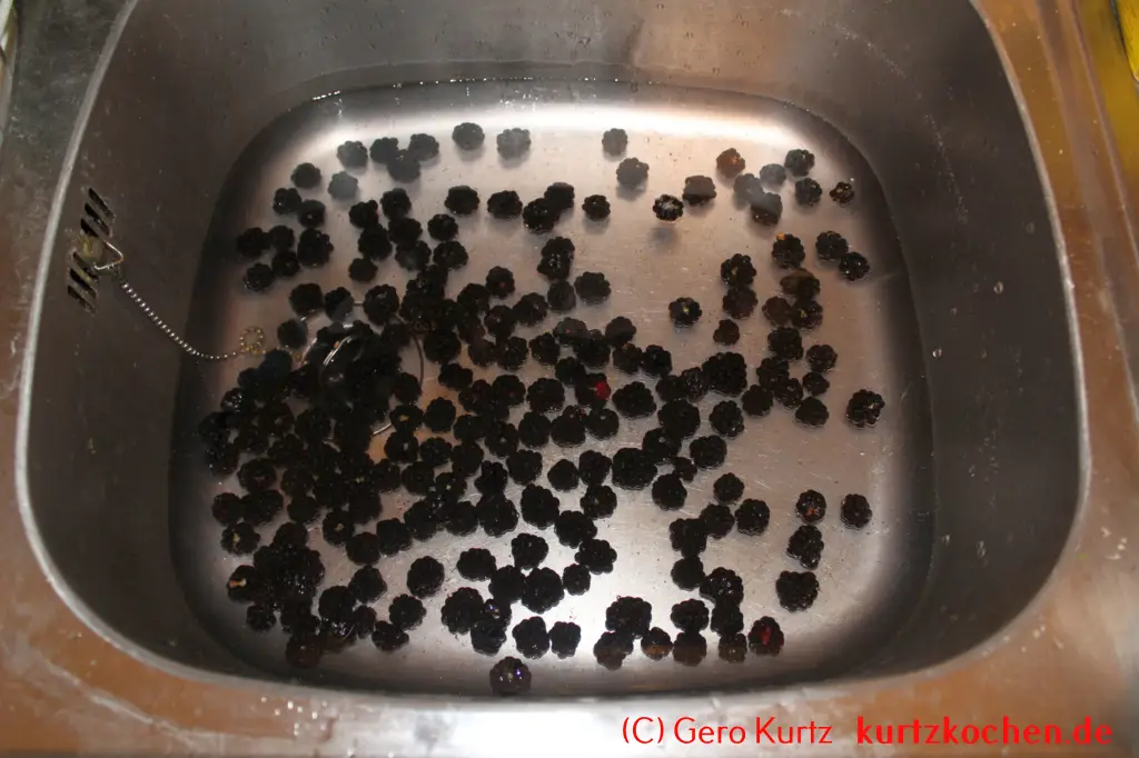 Brombeergelee, Brombeermarmelade - Brombeeren in der Spüle