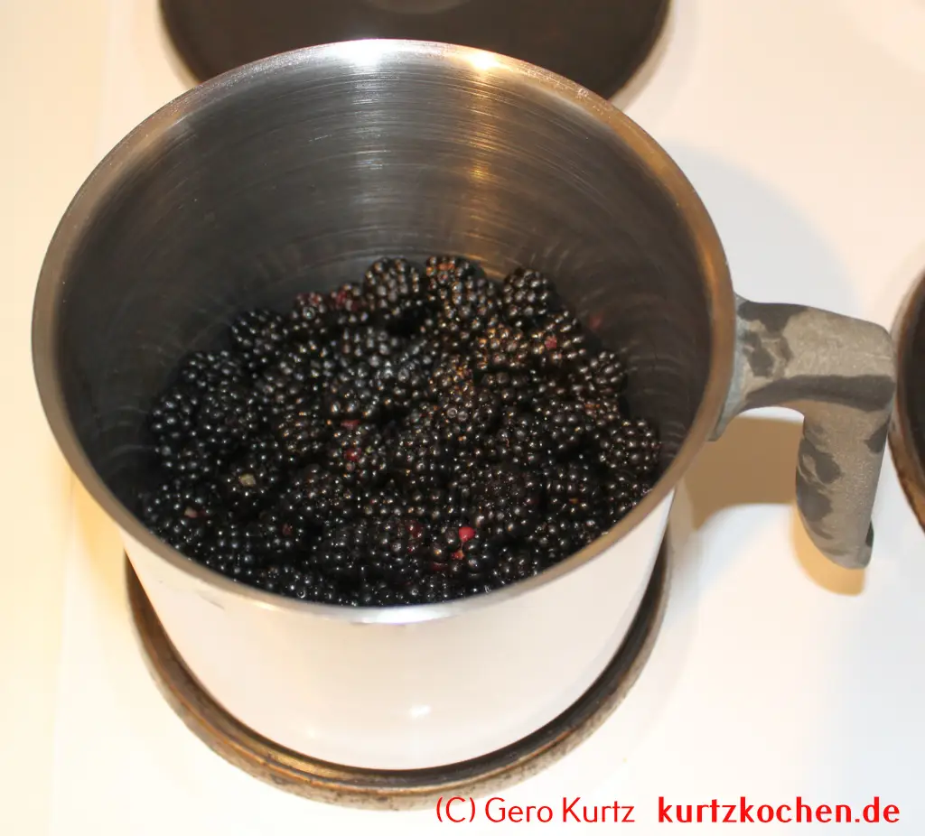 Brombeergelee, Brombeermarmelade - Brombeeren im Kochtopf